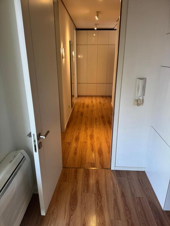 Jepet apartament me qera 2+1 kati 6 me ashensor tek Shkolla Kuqe cmimi 800 euro /muaj