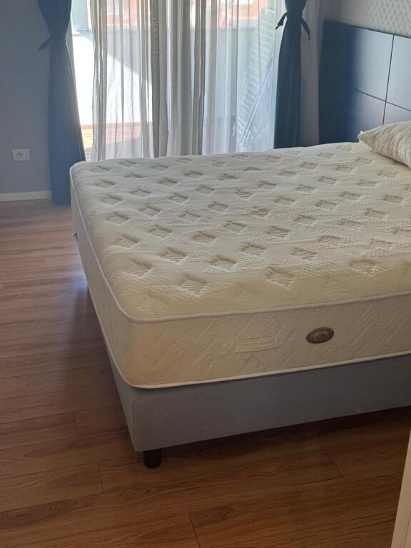 Jepet apartament me qera 2+1 kati 6 me ashensor tek Shkolla Kuqe cmimi 800 euro /muaj