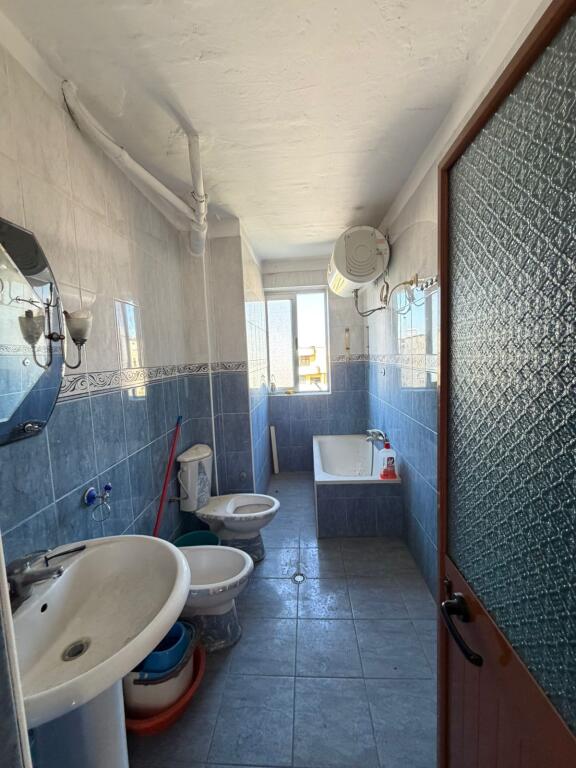 Shitet apartament 2+1 ne Laprake ( Prane Kmw )