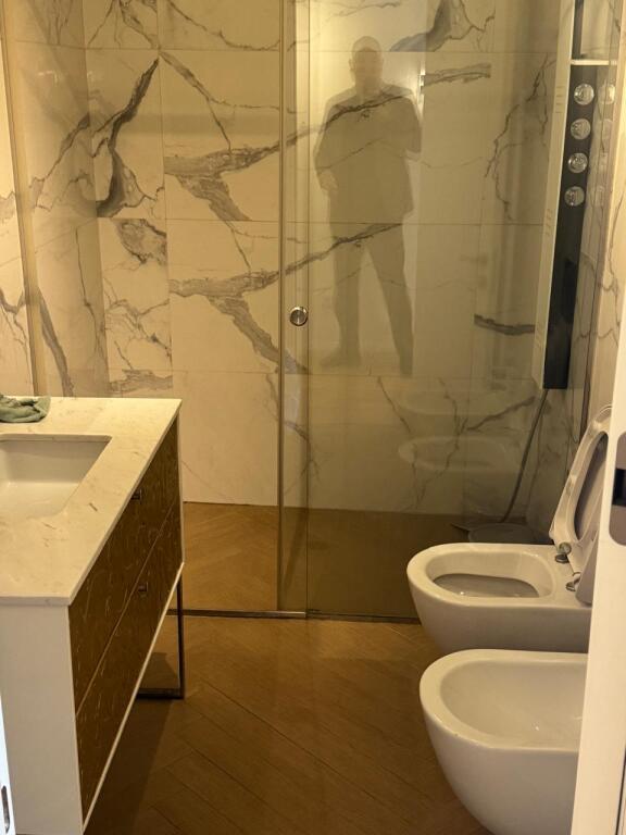 Jepet apartament me qera 2+1 kati 6 me ashensor tek Shkolla Kuqe cmimi 800 euro /muaj