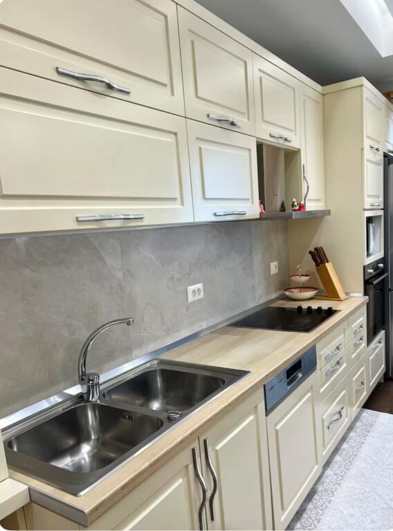 🏙️ APARTAMENT 2+1 ME VERANDE – Qendër, Rruga Bogdaneve