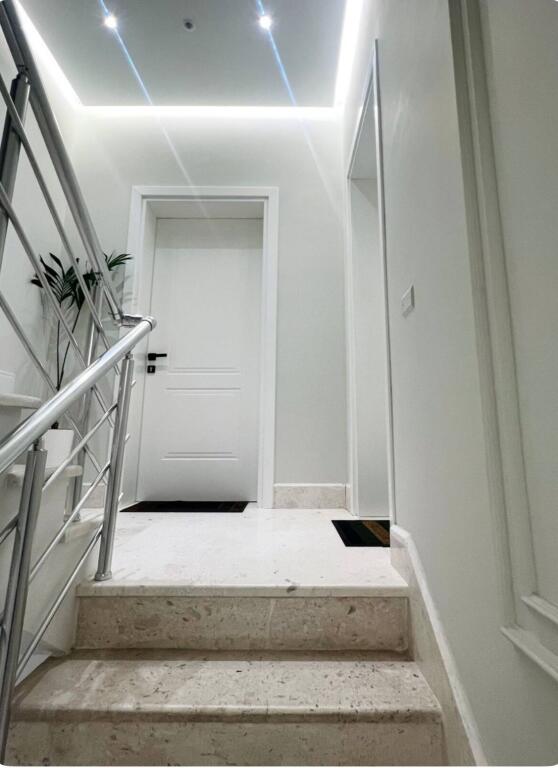 🏙️ APARTAMENT 2+1 ME VERANDE – Qendër, Rruga Bogdaneve