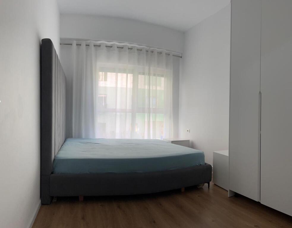 Ne zonen e Ali Demit,Rezidenca Kaimi jepet me qera apartament 1+1,i mobiluar.45,000Leke