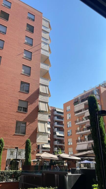 AMBJENT KOMERCIAL PER QIRA, KOMPLEKSI DELIJORGJI!