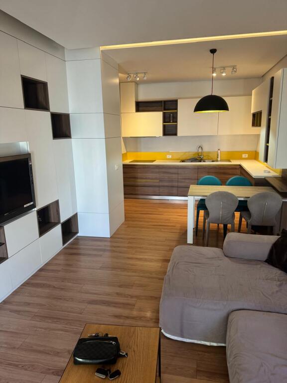 Jepet apartament me qera 2+1 kati 6 me ashensor tek Shkolla Kuqe cmimi 800 euro /muaj