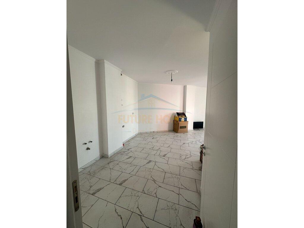 Shitet, Apartament 1+1, Rruga Mine Peza, Tiranë.