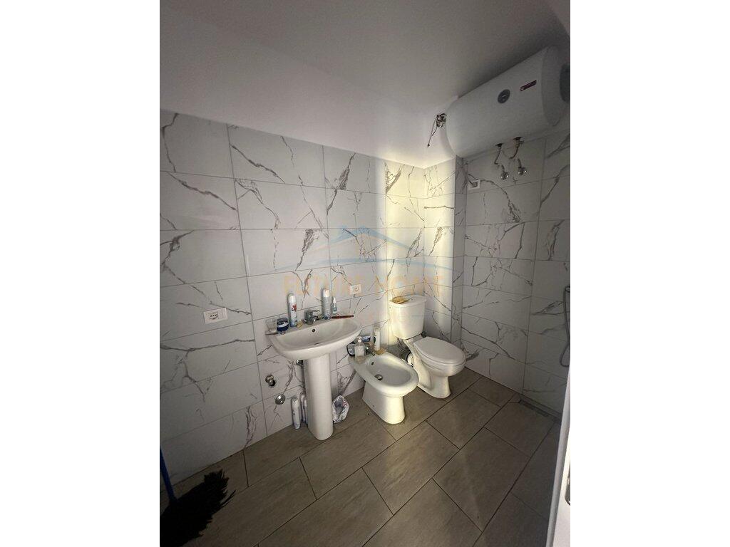 Shitet, Apartament 1+1, Rruga Mine Peza, Tiranë.