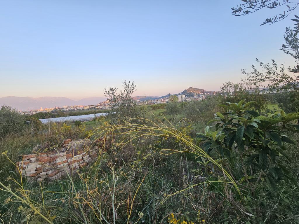Shitet 500 m  toke ARE në fshatin PRUSH (POSHTE KOMBINATIT) Dokumentacion i rregullt