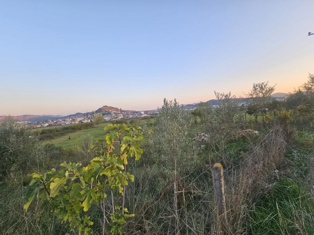Shitet 500 m  toke ARE në fshatin PRUSH (POSHTE KOMBINATIT) Dokumentacion i rregullt