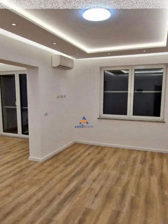 JEPET ME QERA AMBIENT PER ZYRE 120M2 "KAFE FLORA,RRUGA E DURRESIT" 900 EURO