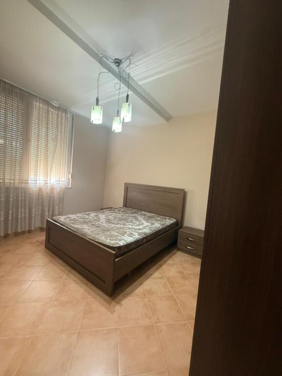 🏢Via Jordan Misja, vicino a Bar Kafe Europa, appartamento in affitto, 2+1, arredato. 60.000 Leke