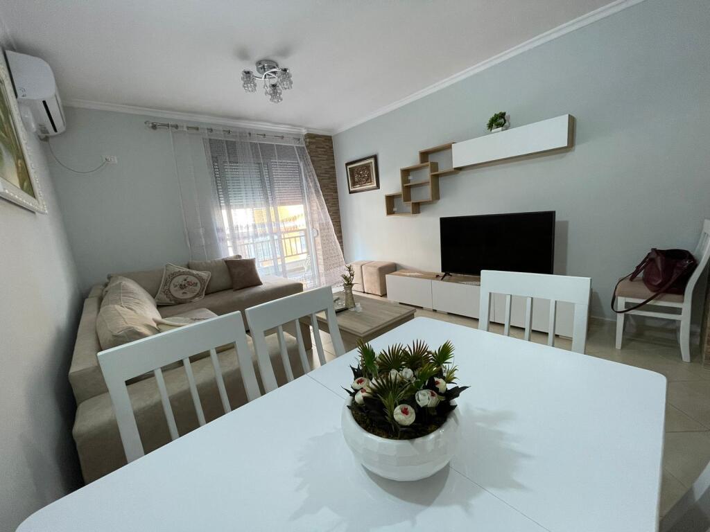 Apartament 2+1 me qira te Liqeni i Thate!