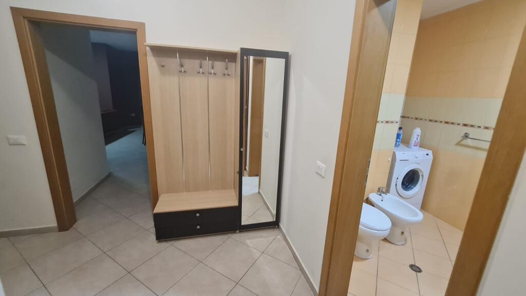 Jepet me qira 2+1 kati 9 me ashensor pranë Ring Center