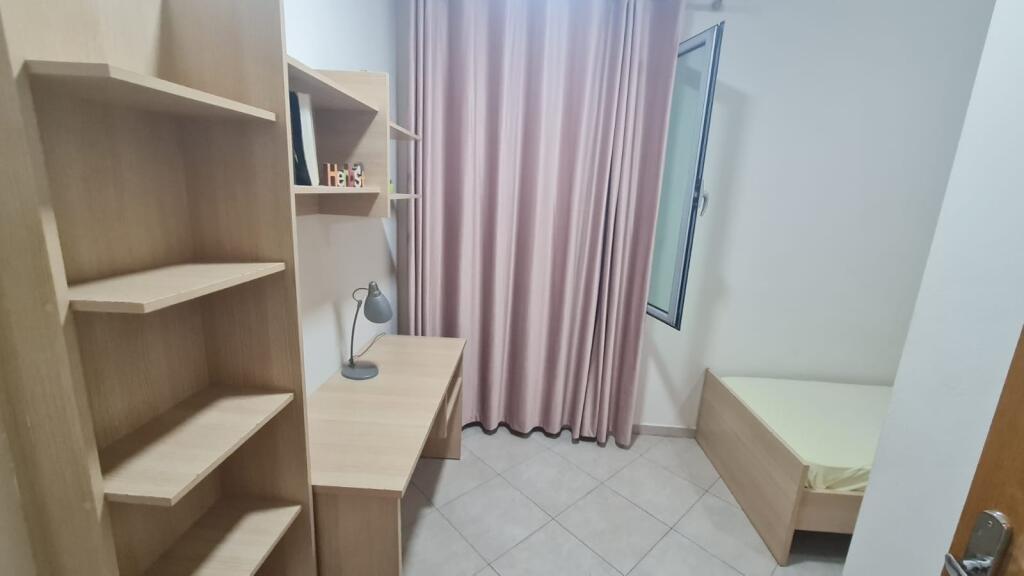 Jepet me qira 2+1 kati 9 me ashensor pranë Ring Center