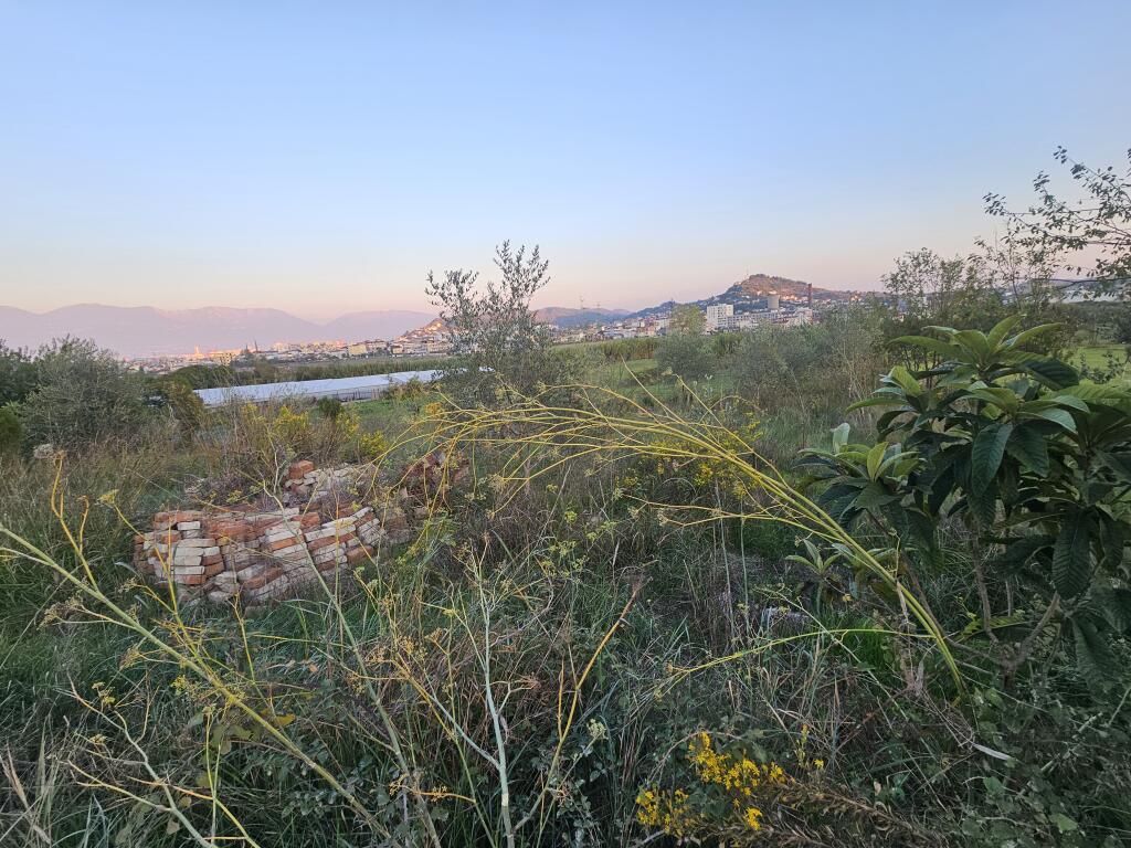 Shitet 500 m  toke ARE në fshatin PRUSH (POSHTE KOMBINATIT) Dokumentacion i rregullt