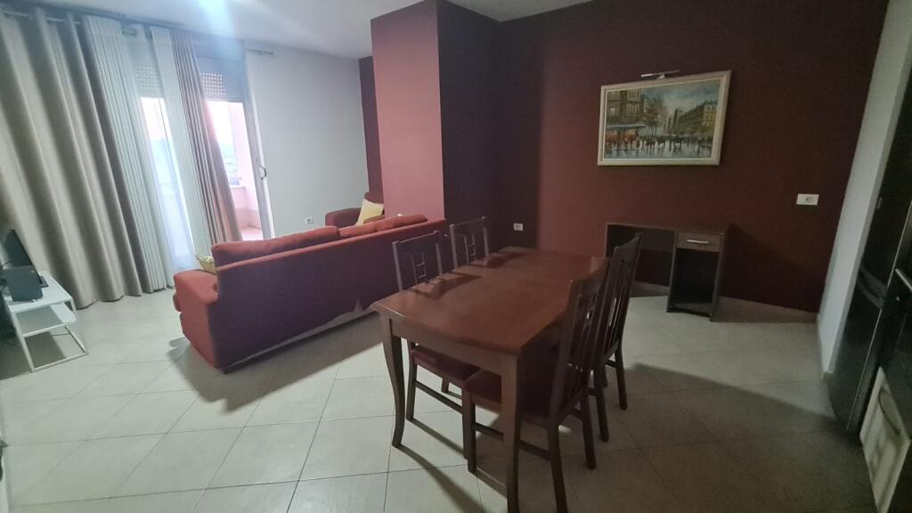 Jepet me qira 2+1 kati 9 me ashensor pranë Ring Center