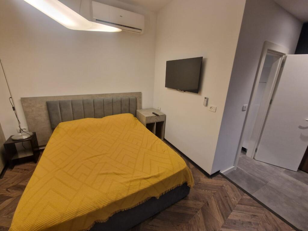 Jepet me qera studio-apartament ne Tirane te Re prane shkolles "Petronini Luarasi".