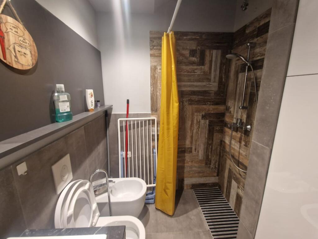 Jepet me qera studio-apartament ne Tirane te Re prane shkolles "Petronini Luarasi".