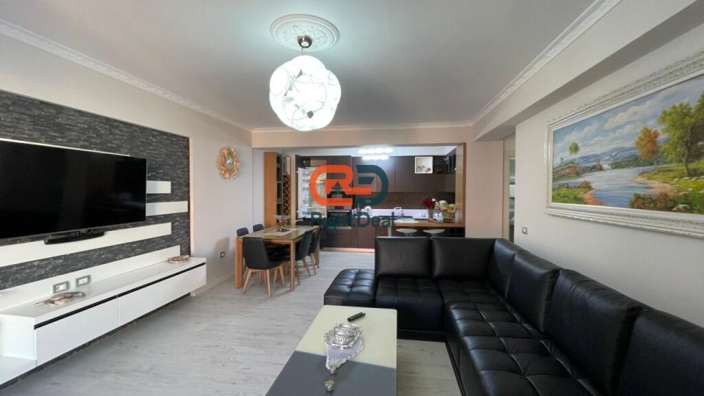 Tek Kompleksi Malajzian, Shitet Super Apartament 2+1+2, Totalisht I Investuar Me Post Parkimi Te Perfshire ne Cmim!
