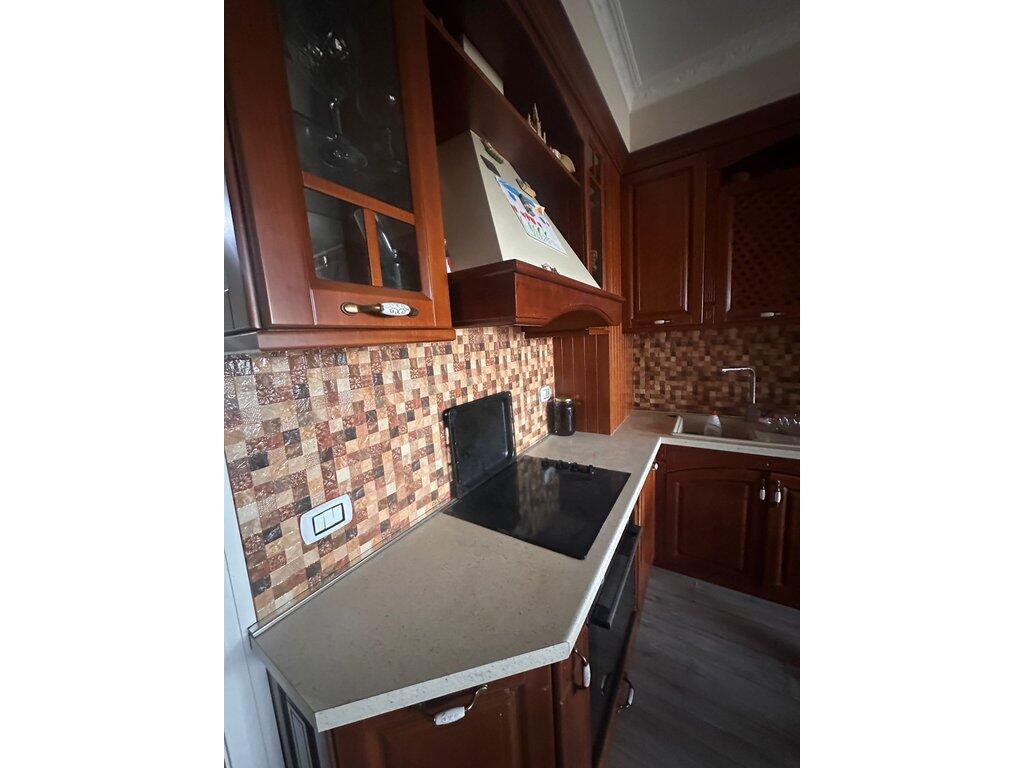 Apartament 2+1 Për Shitje në Kombinat!