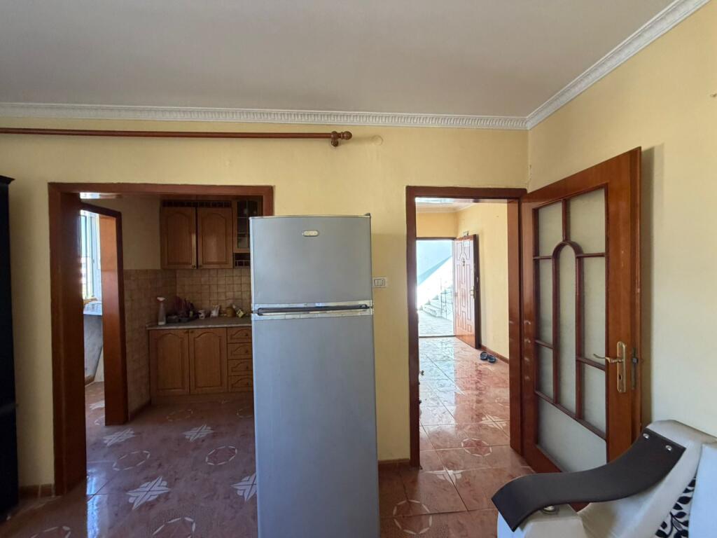 Shitet apartament 2+1 ne Laprake ( Prane Kmw )