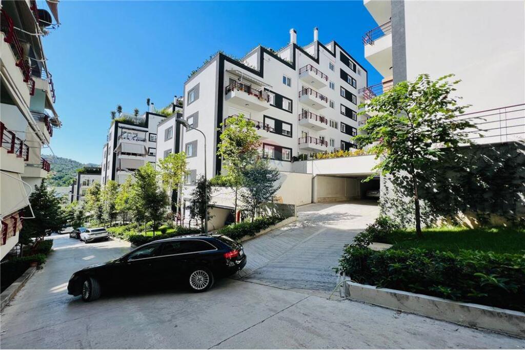 Jepet me qira apartament 2+1+post parkimi