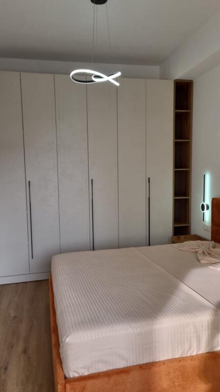 🏠 Jepet me qira apartament 1+1 📍 Kompleksi Kadiu, Ali Demi, Tiranë 📅 Kati: 4 💶 Çmimi: 450 €/muaj
