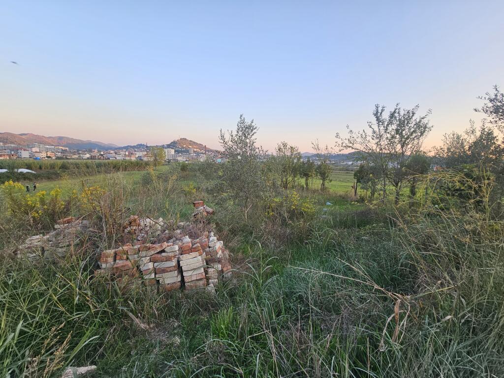 Shitet 500 m  toke ARE në fshatin PRUSH (POSHTE KOMBINATIT) Dokumentacion i rregullt