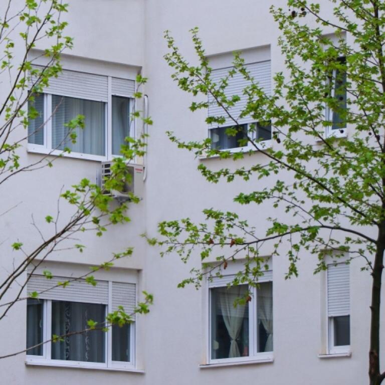 APARTAMENT 1+1 ME QIRA VETEM ME KUZHINE 📍 Vendndodhja: KOMPLEKSI MAGNET, 21 Dhjetori