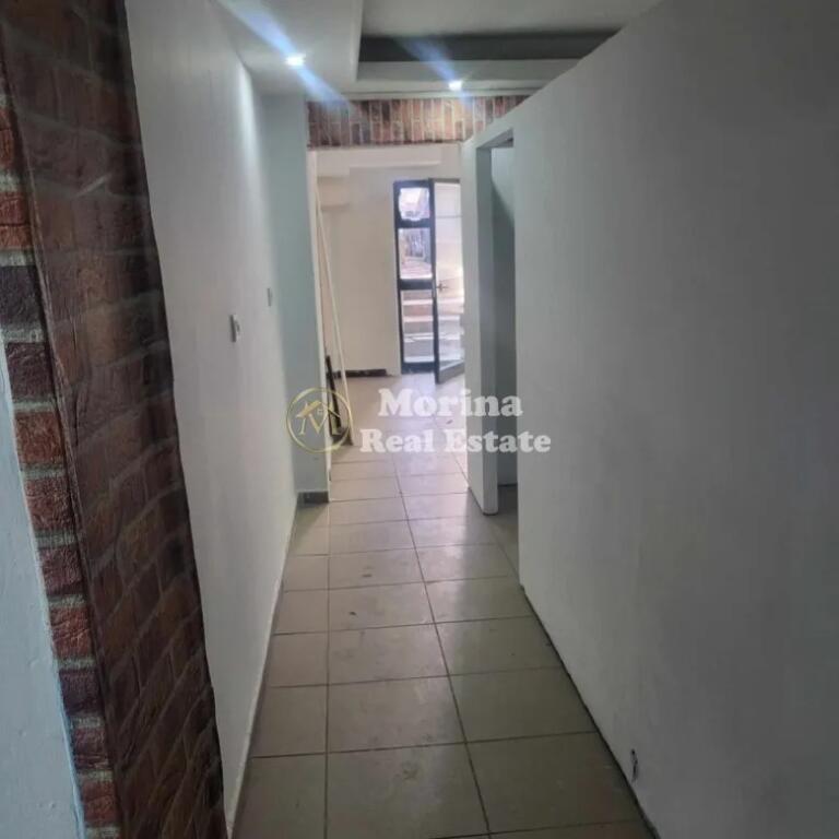 Qera, Ambjent Biznesi, te Komuna e Parisit, 450 euro/muaj.