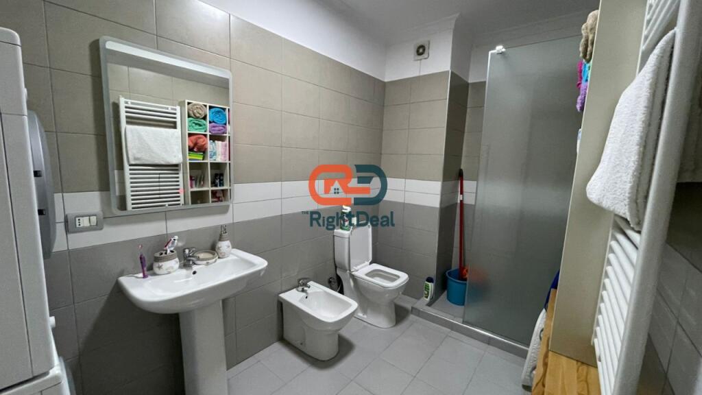 Tek Kompleksi Malajzian, Shitet Super Apartament 2+1+2, Totalisht I Investuar Me Post Parkimi Te Perfshire ne Cmim!