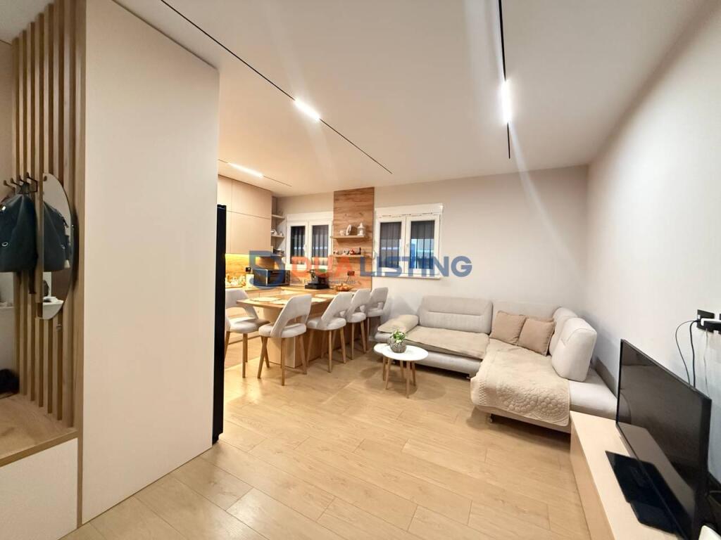 Shesim Apartament 2+1+2 rruga e Dibres prane Shkolles se Bashkuar!