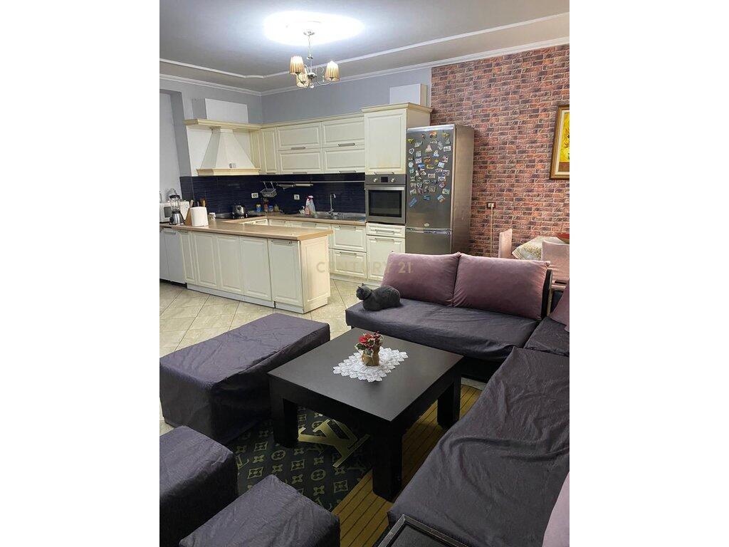 SHITET APARTAMENT 2+1 PERBALL ME RESTORANT FRESKUT!