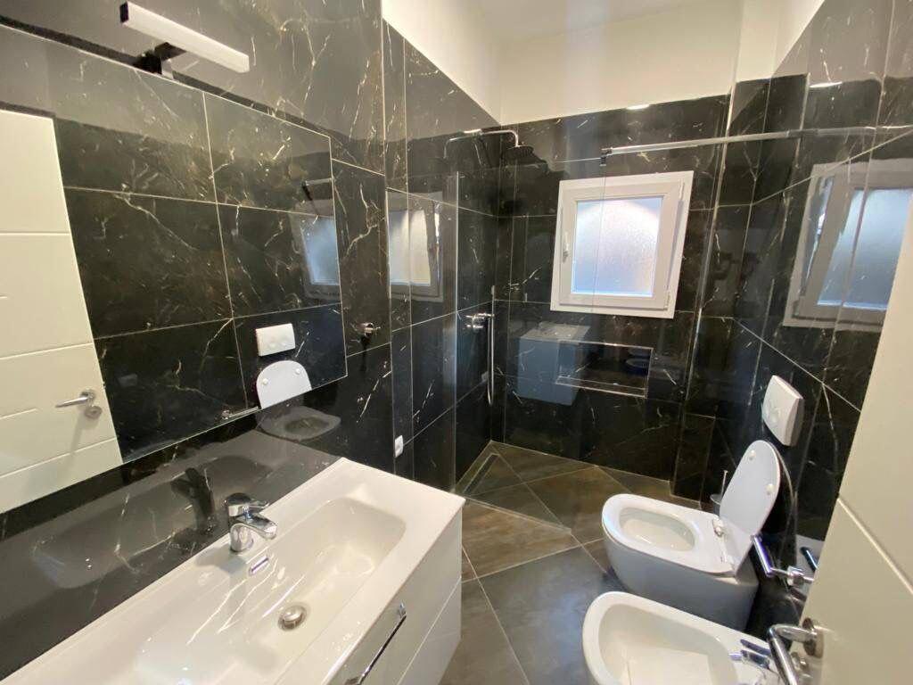 🏢Ne zonen e Myslym Shyrit,prane Santa Bar jepet me qera apartament 2+1+Depo,i mobiluar 68,000Leke