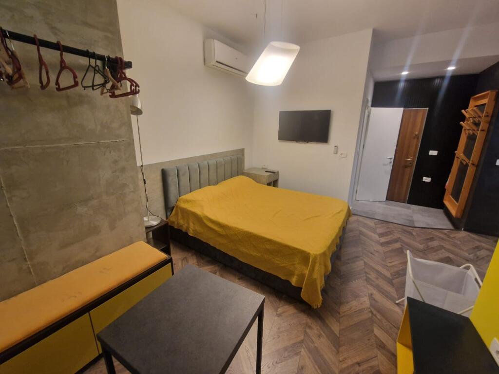 Jepet me qera studio-apartament ne Tirane te Re prane shkolles "Petronini Luarasi".