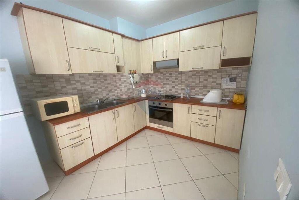 APARTAMENT 2+1 PER SHITJE NE QENDER RR. BARRIKADAVE