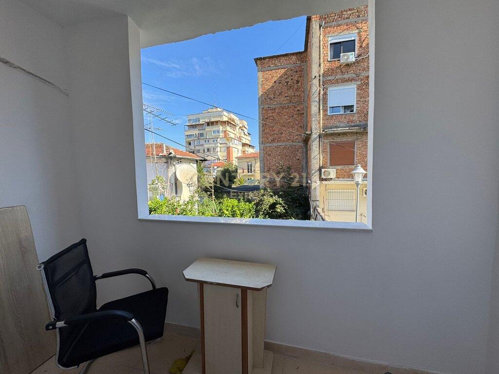 JAPIM ME QERA 2+1 NE RRUGEN FORTUZI PRANE QENDRES!    ID e Pronës: expert124943