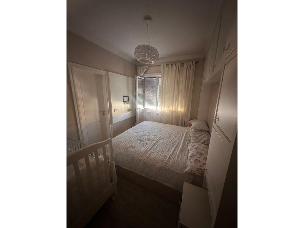 Apartament 2+1 Për Shitje në Kombinat!