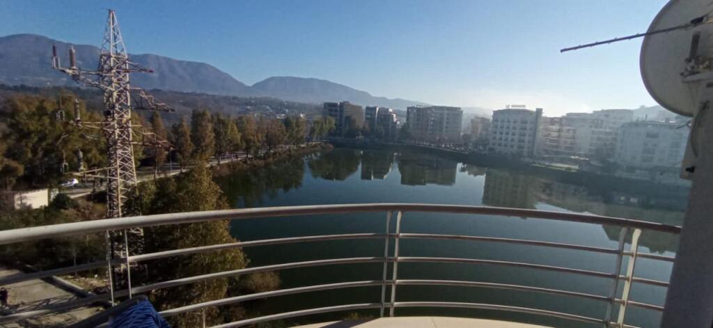 2+1,i mobiluar liqeni i thate,pamje nga liqeni,cmimi 700 euro