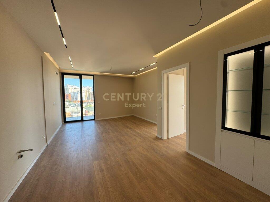 JAPIM APARTAMENT BOSH ME QIRA RRUGA MINE PEZA!! 1,500 € /Muaj