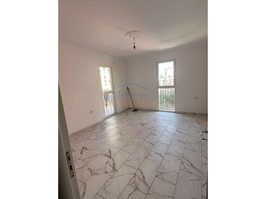 Shitet, Apartament 1+1, Rruga Mine Peza, Tiranë.