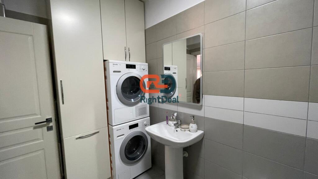 Tek Kompleksi Malajzian, Shitet Super Apartament 2+1+2, Totalisht I Investuar Me Post Parkimi Te Perfshire ne Cmim!