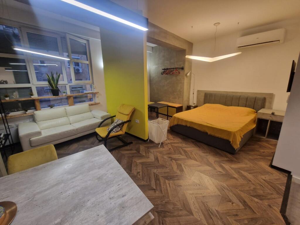 Jepet me qera studio-apartament ne Tirane te Re prane shkolles "Petronini Luarasi".