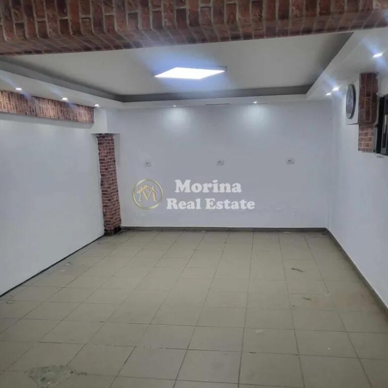 Qera, Ambjent Biznesi, te Komuna e Parisit, 450 euro/muaj.