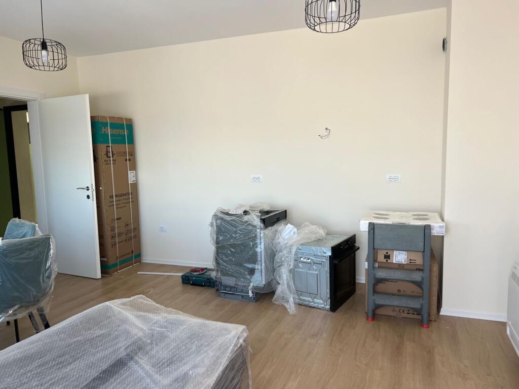 1+1,i mobiluar te shkolle e kuqe,cmimi 750 euro me parkim