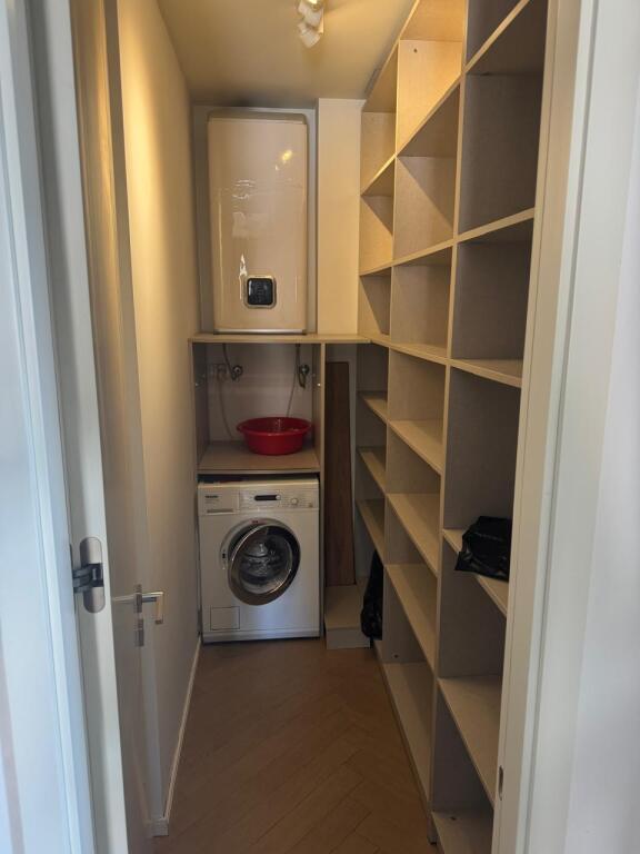 Jepet apartament me qera 2+1 kati 6 me ashensor tek Shkolla Kuqe cmimi 800 euro /muaj