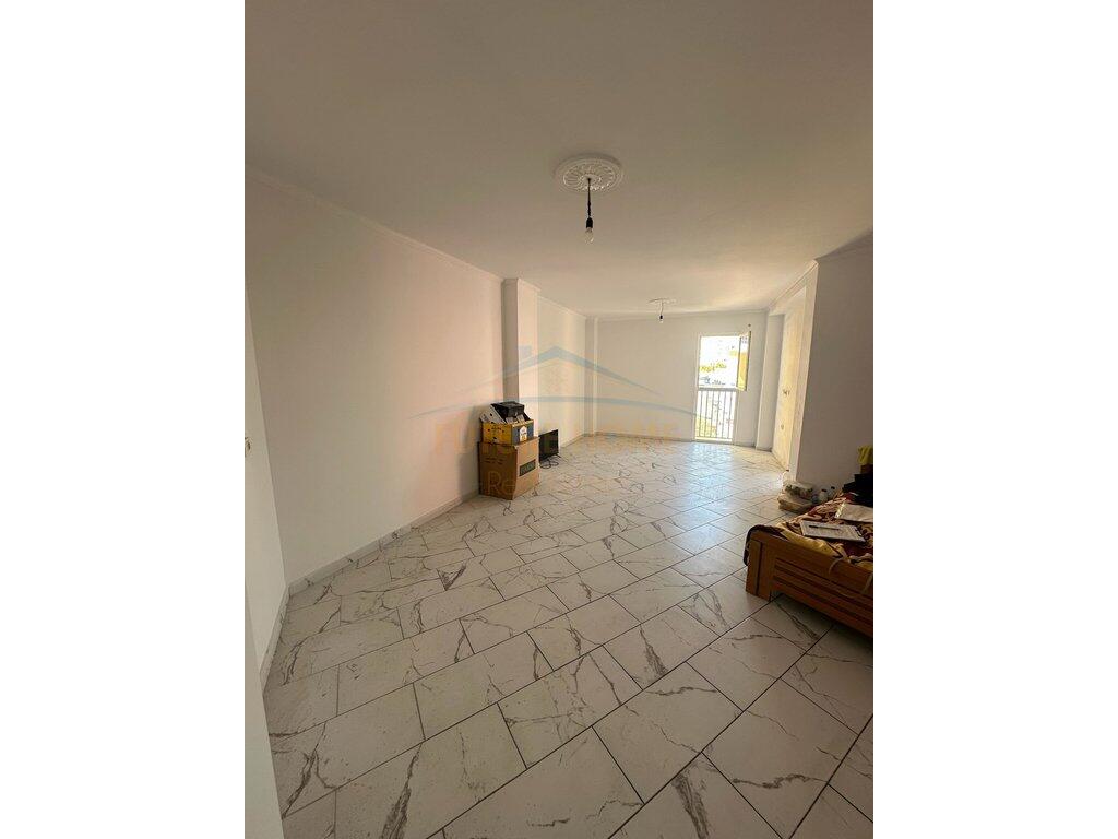 Shitet, Apartament 1+1, Rruga Mine Peza, Tiranë.