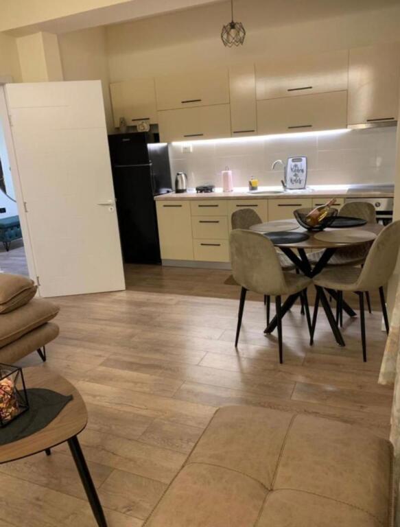 🏡 Apartament me Qira – Qendra e Durrësit