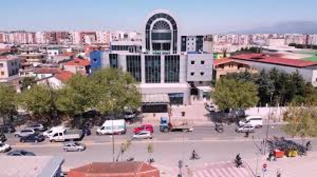 SHOP UNIT FOR SALE NEAR AMERIKAN 3