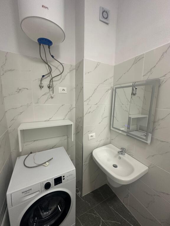 📣 QERA SUPER Apartament 2+1 📍 Prane Vasil Shantos ✨   🏢 Ndertim i Ri  🪜 Kati 3 (Me Ashensor)  🛋️ Mobiluar Me Kushte Bashkekohore  ✅ I Pa Banuar Me Pare   💶 Cmimi 65.000 Leke